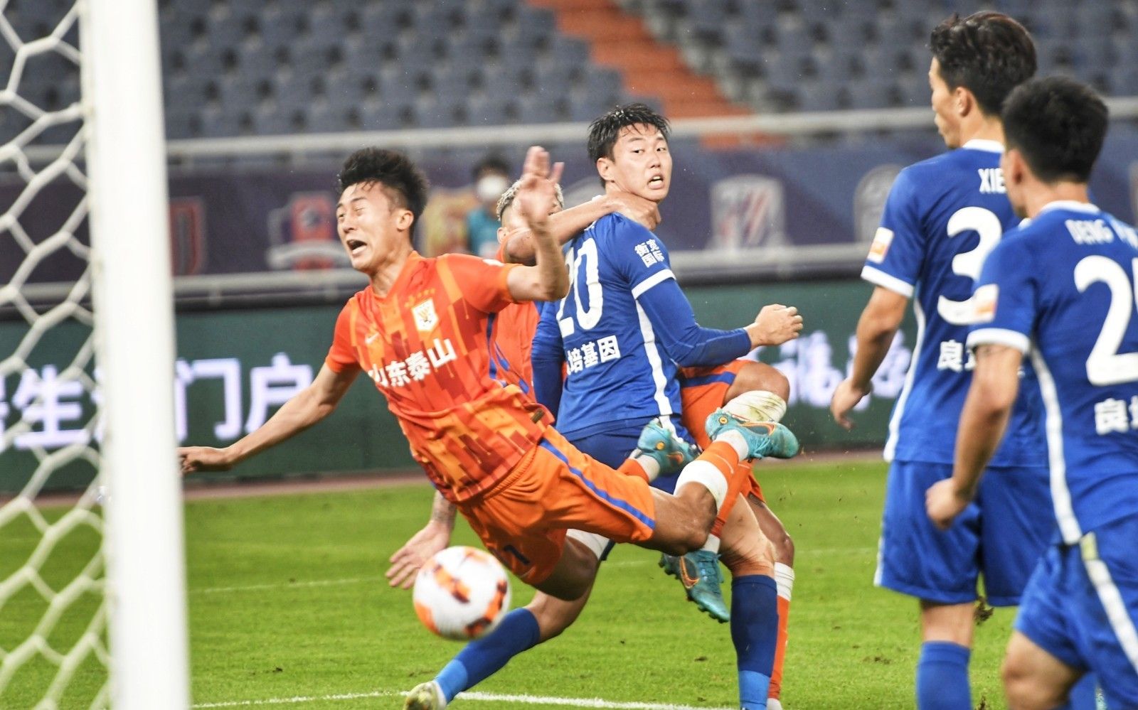 马刺半场4人得分上双，命中11记三分领先鹈鹕20分