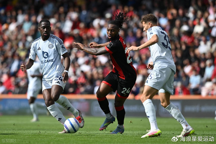 国安球迷跟河南球迷在烧烤店发生冲突，涉事球迷已经被警察带走