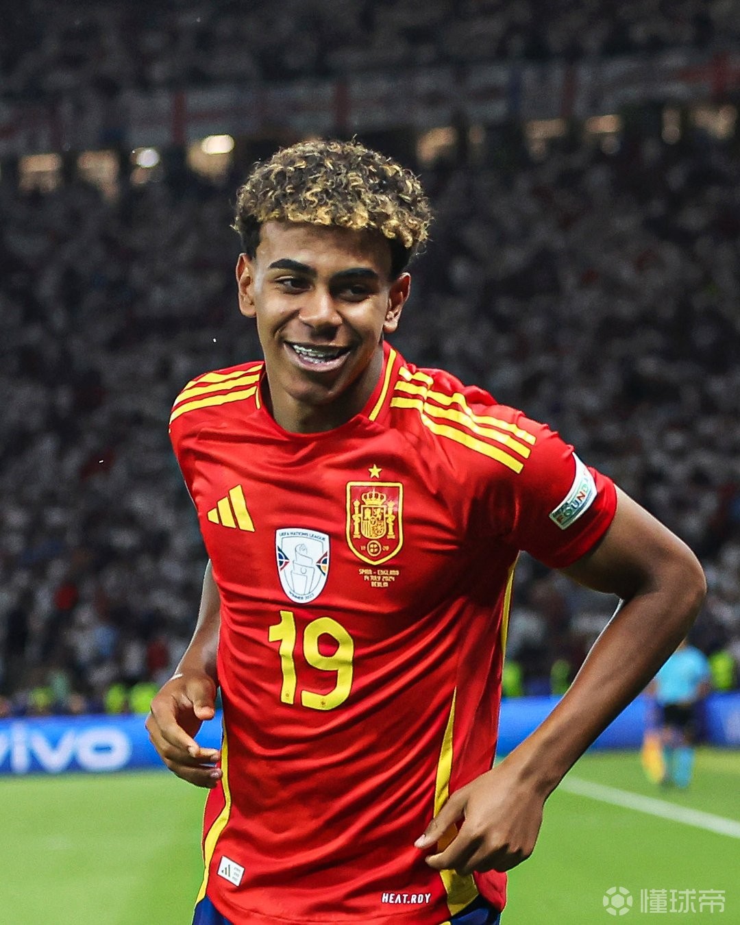 汪涵陪儿子马术比赛展现轻松生活面，体现家庭关怀与育儿智慧，引发网友热议。