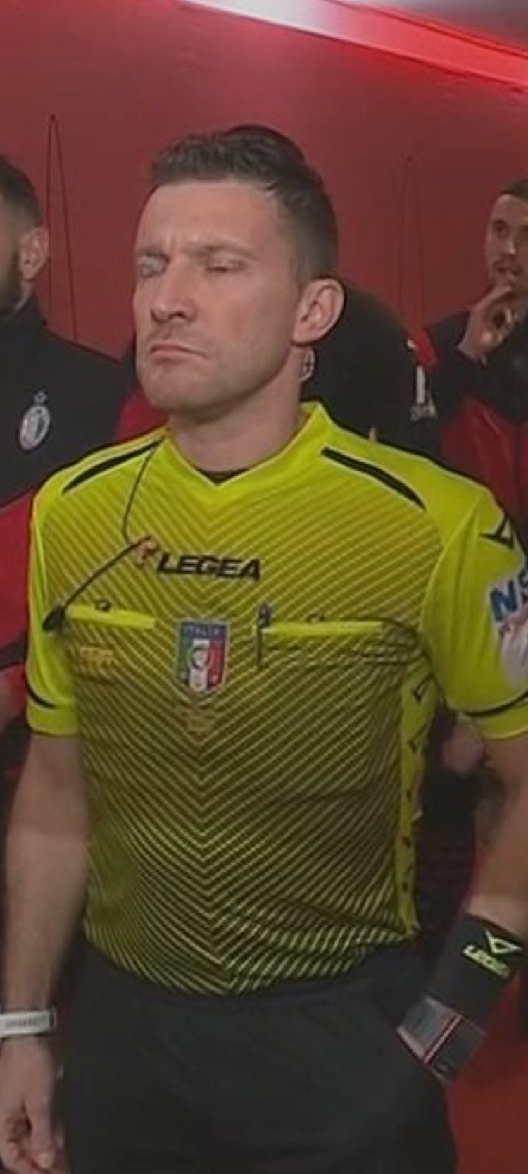 梅西路过回家，重返巴萨诺坎普球场。1800w点赞。